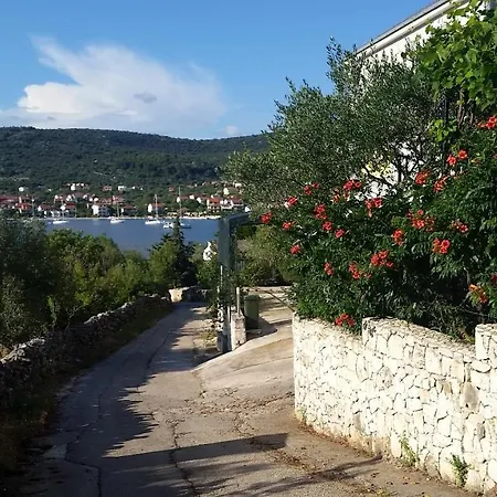 Daire 3 - Modern With Garden 80m From *