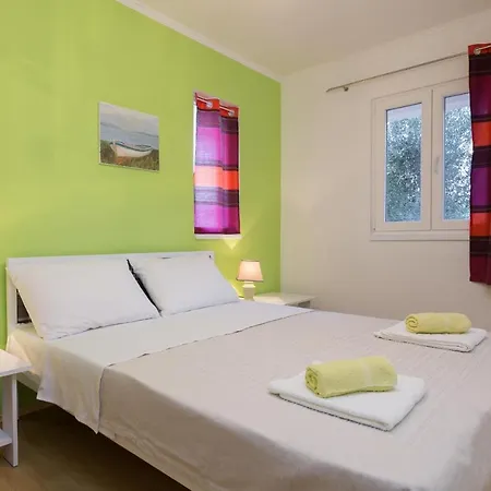 3 - Modern With Garden 80m From * Vinisce