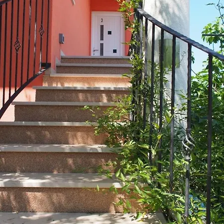 Apartment 3 - Modern With Garden 80m From
