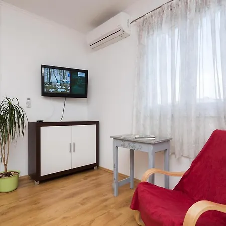 3 - Modern With Garden 80m From