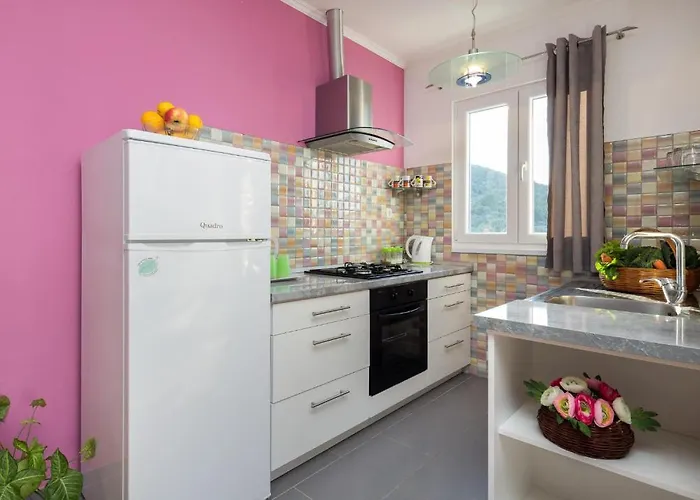 3 - Modern With Garden 80m From