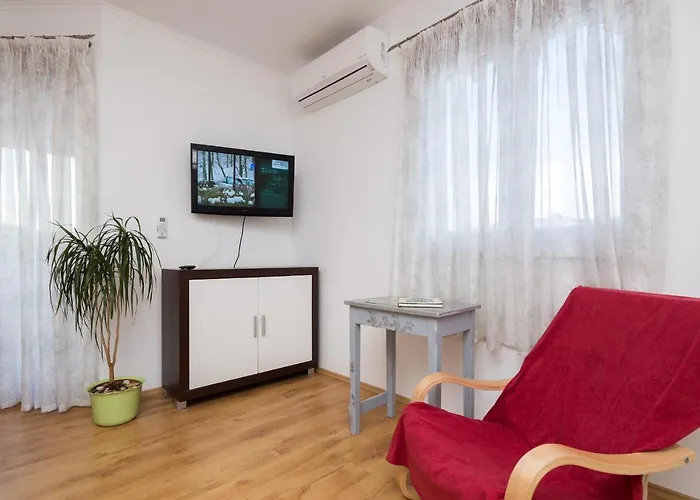 3 - Modern With Garden 80m From